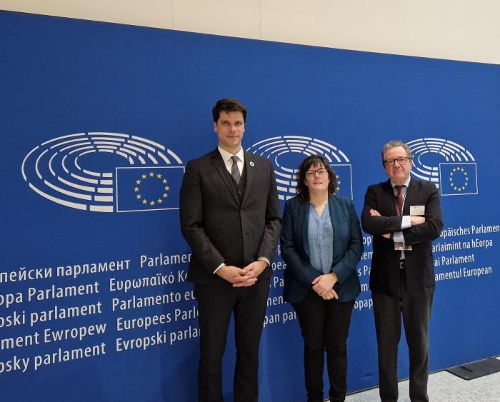 Fermín Serrano y Carlos Gómez en Bruselas con Isabel García Muñoz