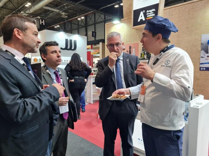 Joaquín Olona visita el Salón del Gourmet.