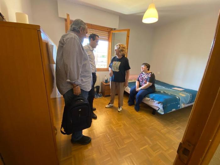 La consejera María Victoria Broto visita el proyecto “Mi Casa: una vida en comunidad”, de Plena Inclusión