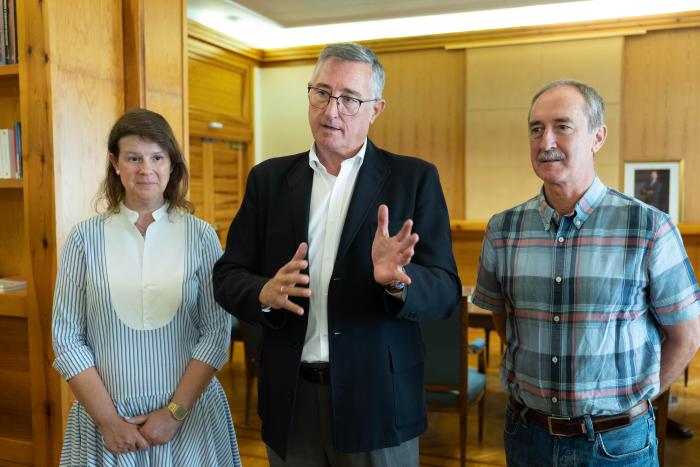 El consejero de Medio Ambiente y Turismo, Manuel Blasco (centro), el director general de Protección Civil, Miguel Ángel Clavero, y la directora general de Gestión Forestal, Ana Oliván,