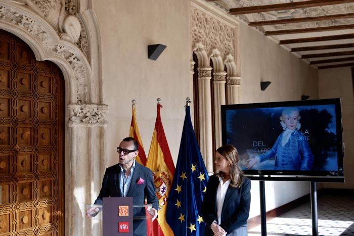 Pedro Olloqui  visita el montaje de la Expo. Goya, del Museo al Palacio. Salón del Trono. Palacio de La Aljafería