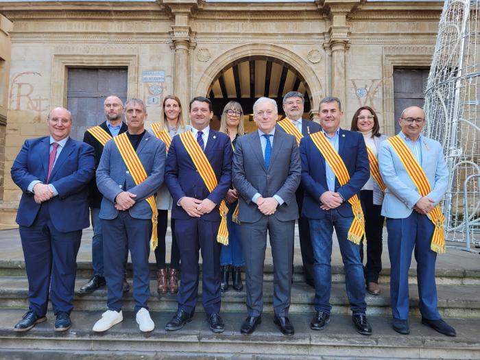 El consejero de Fomento ha firmado en el Libro de Honor de Alcañiz.