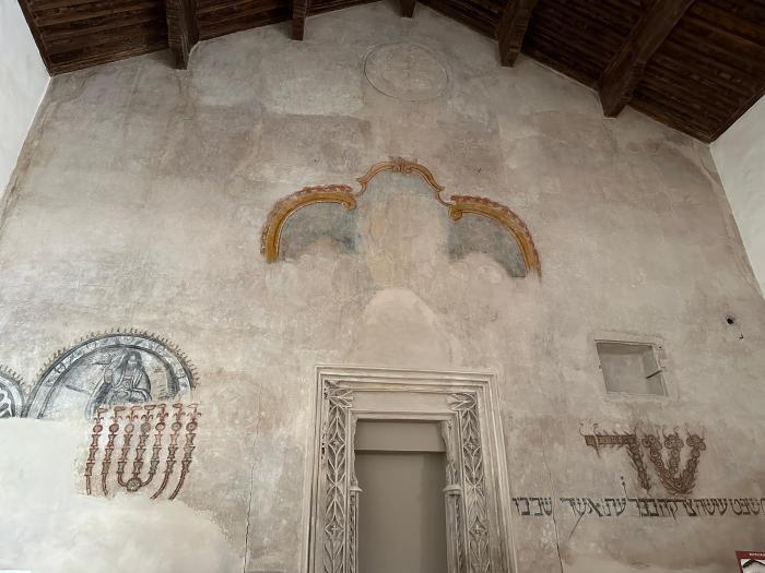 Muro restaurado de la antigua sinagoga de Hijar.