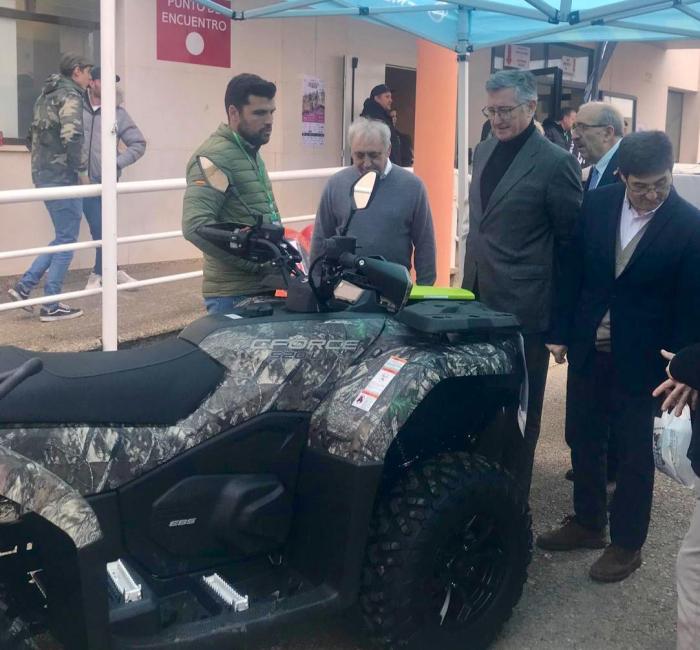 Un momento de la visita a los stands de CAPTUR en Calamocha.
