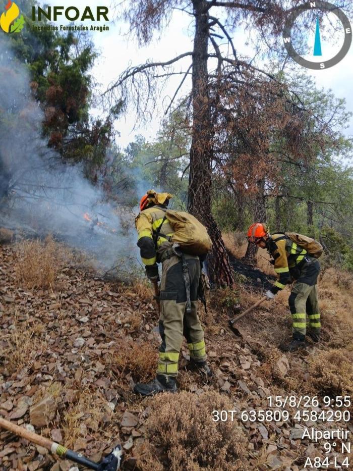 Trabajos de extinción en el incendio de la Sierra de Algairén.