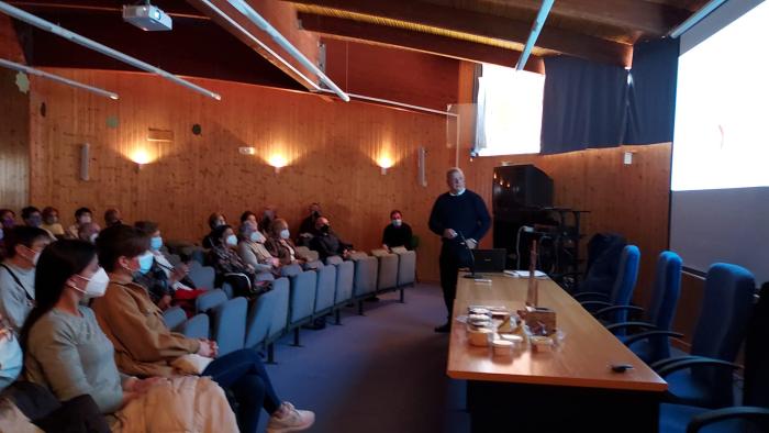Charla sobre artrosis, osteoporosis y fractura de cadera a cargo del doctor Juan Zorraquino, dentro del 'Cuídate, cuídame'