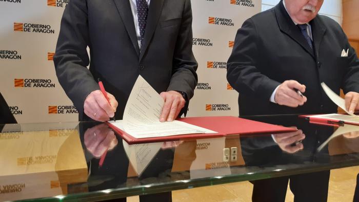 Aliaga firma los planes camerales