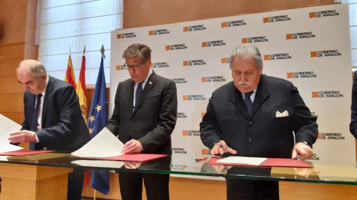 Aliaga firma los planes camerales