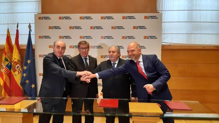 Aliaga firma los planes camerales