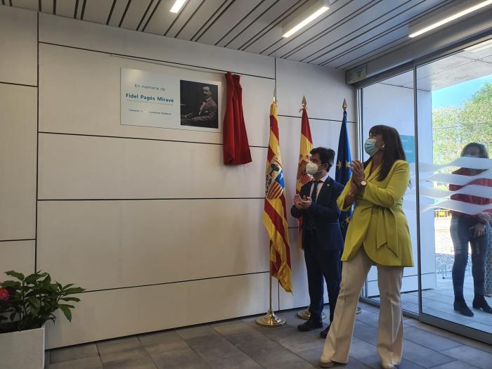 Repollés y Felipe, en el momento de desvelar la placa.