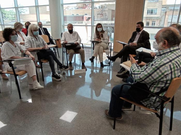 El grupo de debate moderado por la directora del Hospital, María Bestué.