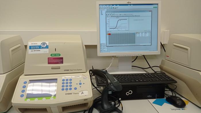 Uno de los aparatos utilizados para la técnica: en la pantalla, la línea negra más oscura, muestra la detección del  virus.