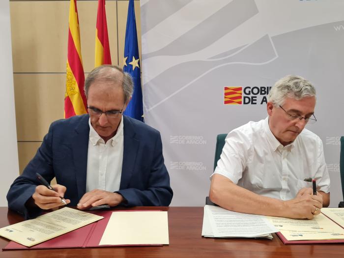 El presidente de la FAM, Javier Franco, y el consejero Olona durante la firma del convenio.