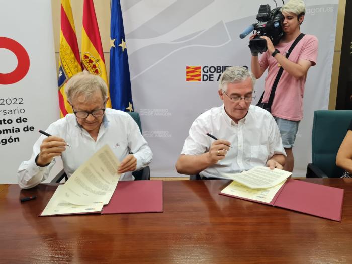 Jesús Morte y Joaquín Olona, en el centro, tras la firma del convenio de colaboración.