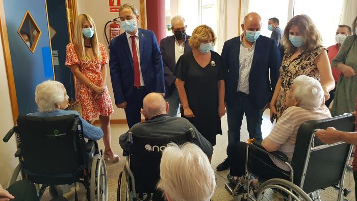 Broto conversa con algunos usuarios de la residencia de Binéfar