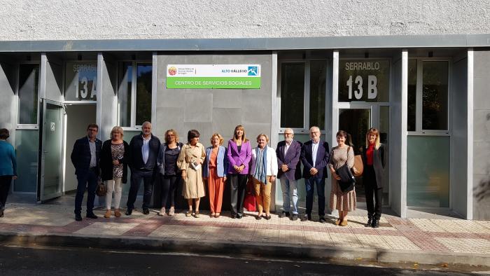 Las autoridades, en la entrada del Centro de Servicios Sociales