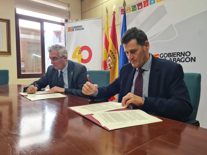 El consejero de Agricultura, Joaquín Olona, y el presidente de la Comunidad de Regantes V de los Riegos de Bardenas, José María Vinué, durante la firma del convenio.
