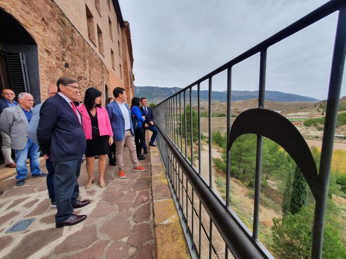 Aliaga firma la cesión de la hospedería del Papa Luna al Ayuntamiento de Illueca