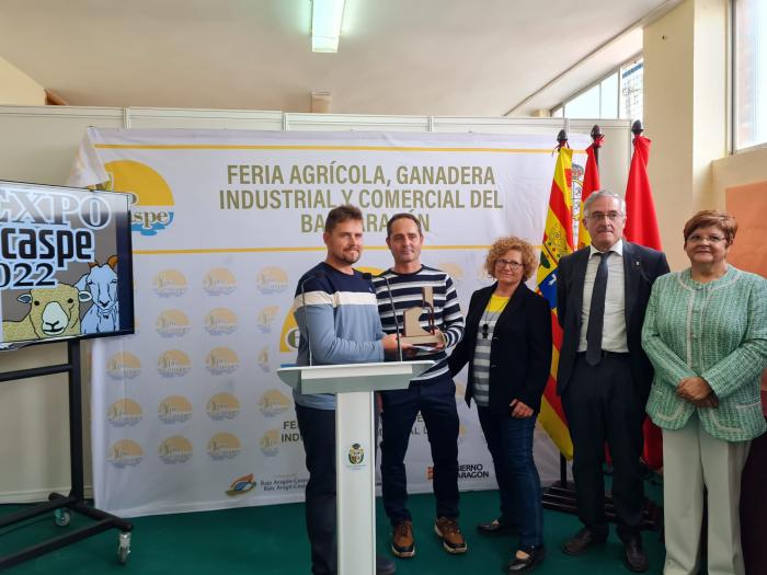 Joaquín Olona ha hecho entrega del reconocimiento de honor a la Junta Local de Ganaderos, por los 800 años de la entidad.