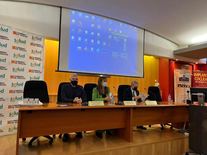Repollés junto con el subdirector de servicios quirúrgicos, Ignacio Sagardoy, y el Jefe de Servicio de Otorrino del HCU, Juan Royo