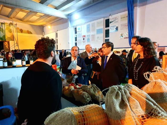 Aliaga visita los expositores de la Feria EcoAragón