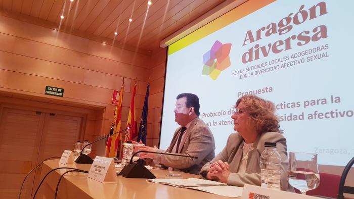 La consejera, María Victoria Broto, junto al presidente de la FAMCP y la directora general de Igualdad y Familias, en la Asamblea de la Red Aragón Diversa