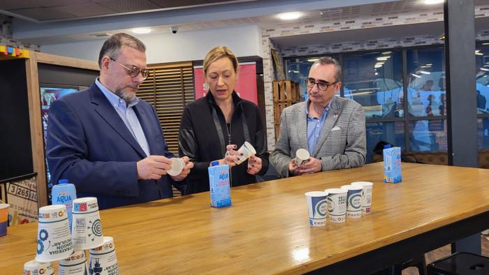 Raúl Benito, Marta Gastón y Miguel Luis Lapeña con los vasos de la campaña de difusión de Aragón Circular