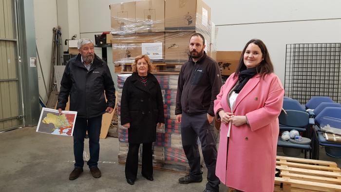 Broto, junto a Agustín Gavín y Oriol Gavín, de Arapaz, y Natalia Salvo en la nave en la que se ha almacenado el material