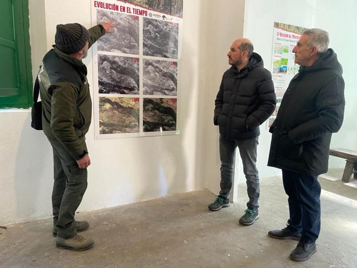 El director general de Medio Natural y Gestión Forestal, Diego Bayona, en su visita a los montes de Cedrillas.