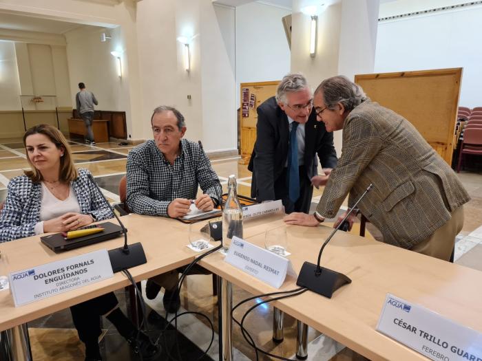 El consejero Olona junto al presidente de la Mesa, Eugenio Nadal.