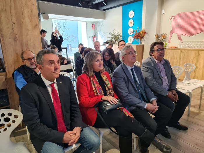 La directora general de Promoción, Carmen Urbano, ha acompañado al consejero.