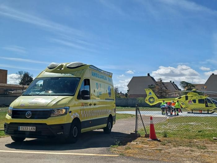 Una ambulancia espera el traslado de un herido procedente del helicóptero del 112 en el helipuerto del Militar.
