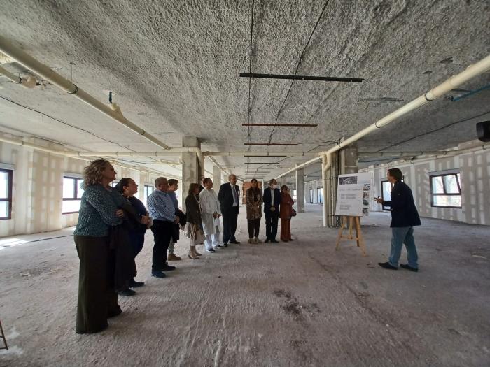 Explicación del proyecto a los profesionales sanitarios de la localidad en la zona de la residencia donde se ubicará el futuro centro.