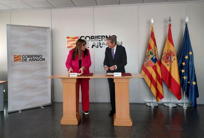 La consejera de Sanidad, Sira Repollés, y el director gerente de Mutua MAZ, Guillermo de Vílchez, firman el convenio de colaboración.