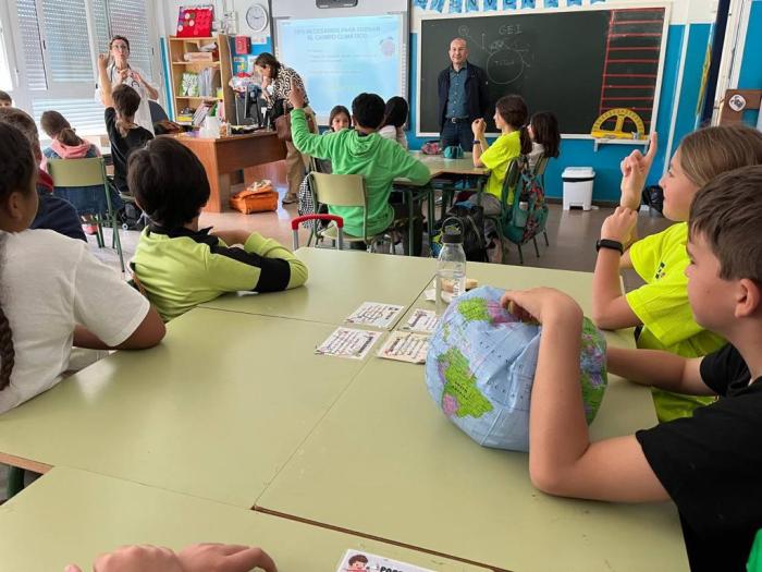 Carlos Gamarra, en el taller que se ha desarrollado con los alumnos de 5º de Primaria del CEIP Basilio Paraíso (Zaragoza).