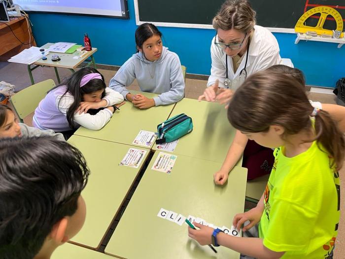 Carlos Gamarra, en el taller que se ha desarrollado con los alumnos de 5º de Primaria del CEIP Basilio Paraíso (Zaragoza).
