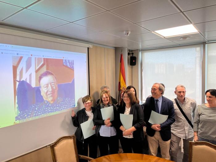 El director de Recursos Humanos del Salud, Juan Ramón Artiga, en la pantalla junto con los firmantes
