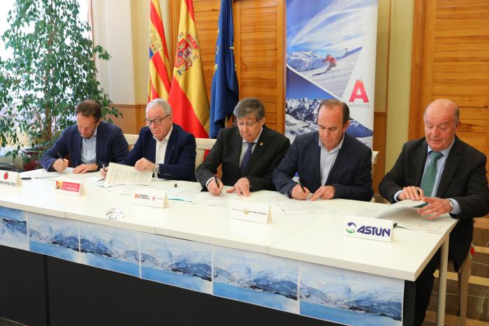 Firma del convenio para la unión de estaciones de Astún y Candanchú
