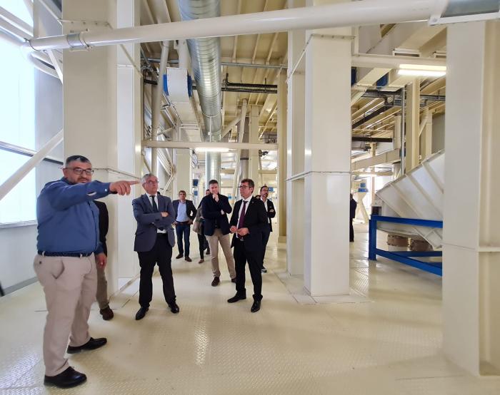 El consejero ha inaugurado la fábrica que producirá 480.000 toneladas de pienso anuales.