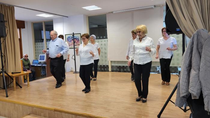 Imagen de la actuación del grupo de baile en líneas del Hogar de Mayores de Monzón