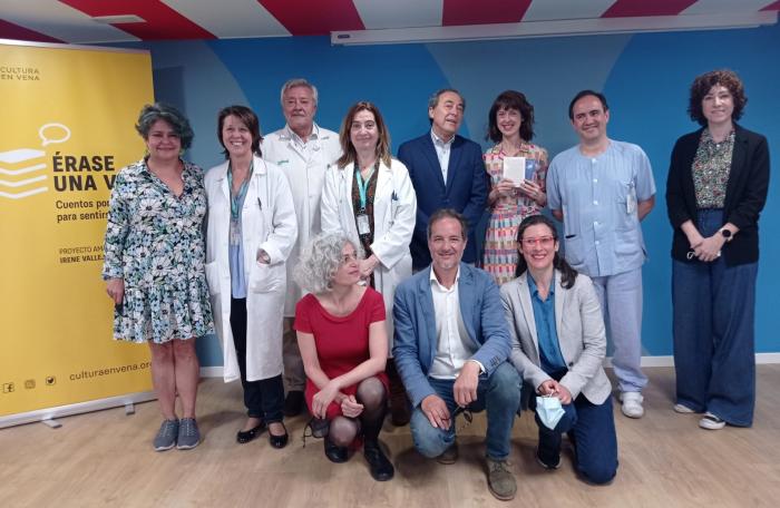 El equipo directivo del Hospital y los uatores del programa con el gerente del SALUD y la escritora Irene Vallejo. Se ha retirado la mascarilla solo para el momento de la fotografía.