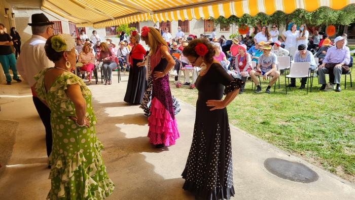 Los usuarios del CAMP-CADI y del Hogar de Mayores de Valdefierro han compartido una mañana de fiesta