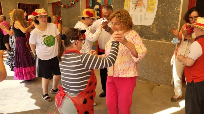 La consejera ha participado en la "Feria de Abril" del CAMP-CADI