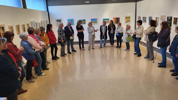 Broto ha visitado la exposición del taller de dibujo y pintura en la Sala Municipal de Arte de Sabiñánigo