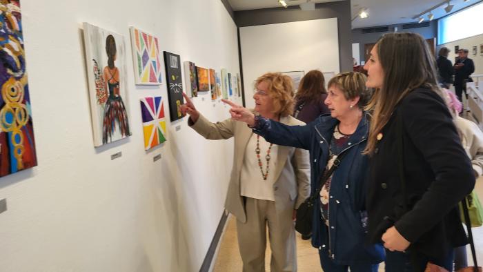 Broto, junto a una de las artistas y la profesora del taller de dibujo y pintura