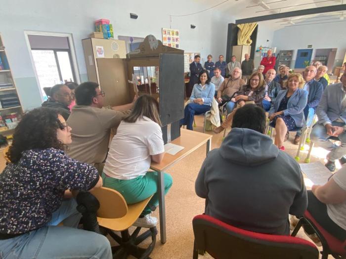 Los usuarios del centro ocupacional han representado una obra de teatro durante la visita
