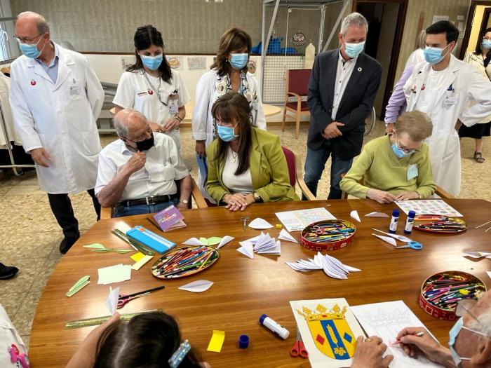 La consejera ha compartido un rato con los usuarios del hospital de día
