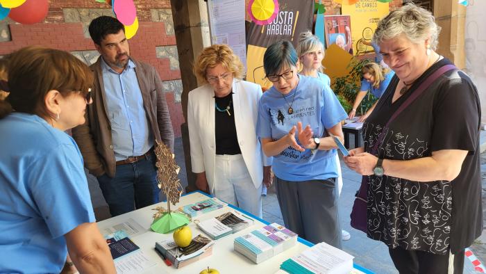 La consejera ha visitado los diferentes espacios informativos de la feria