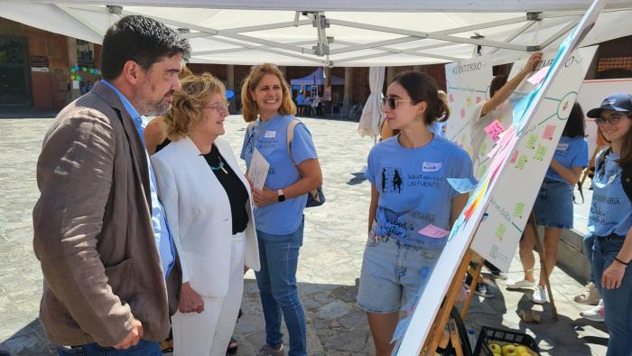La consejera ha visitado los diferentes espacios informativos de la feria