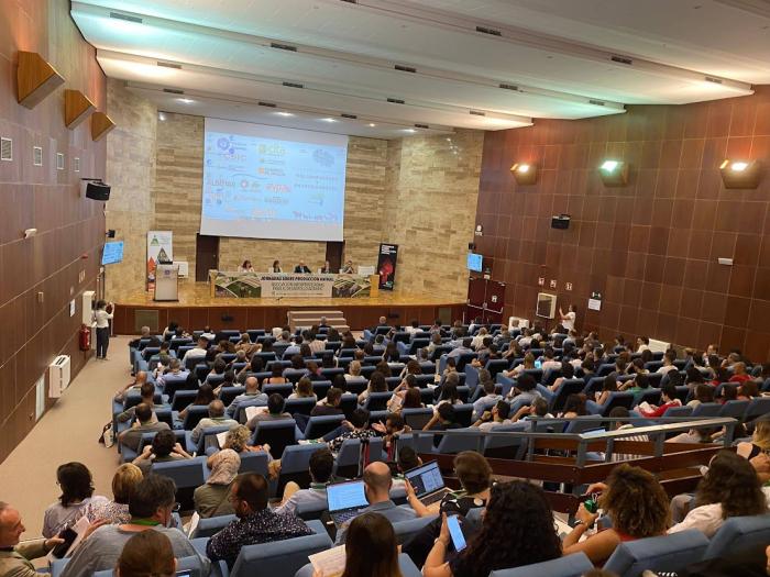 Salón de actos durante la inauguración de las jornadas.